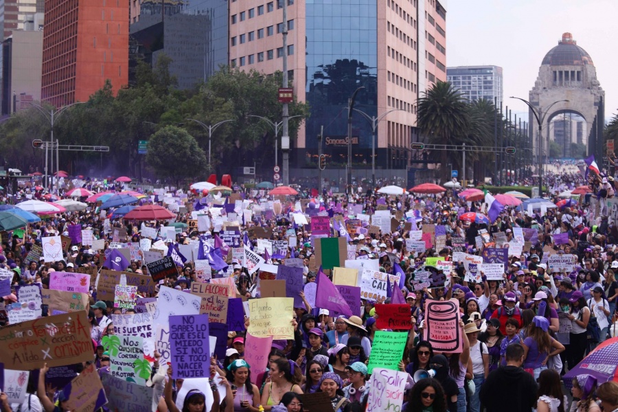 Miles de mujeres marchan en CDMX en el Día Internacional de la Mujer para exigir fin a la violencia de género