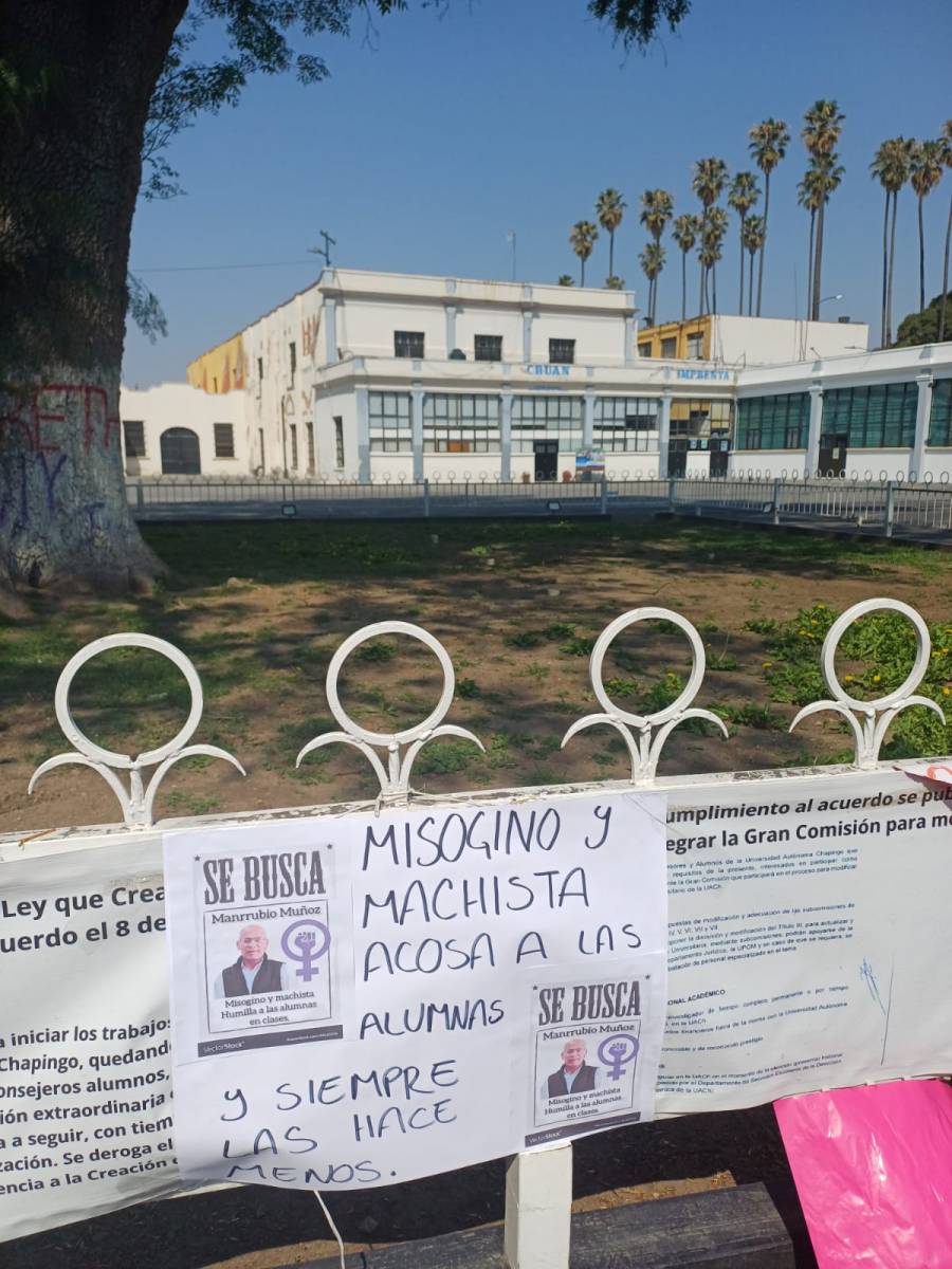 Alzan la voz en Chapingo: alumnas exhiben denuncias de acoso en tendedero por el 8M”