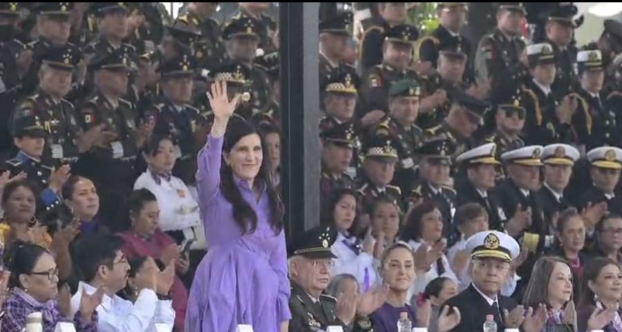 Kenia López Rabadán asiste a conmemoración del Día Internacional de las Mujeres; luego va a la marcha