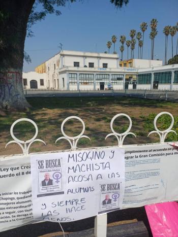 Alzan la voz en Chapingo: alumnas exhiben denuncias de acoso en tendedero por el 8M”