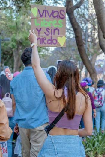 Voces femeninas dialogan sobre liderazgo y equidad en encuentro por el 8M