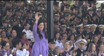 Kenia L&oacute;pez Rabad&aacute;n asiste a conmemoraci&oacute;n del D&iacute;a Internacional de las Mujeres; luego va a la marcha