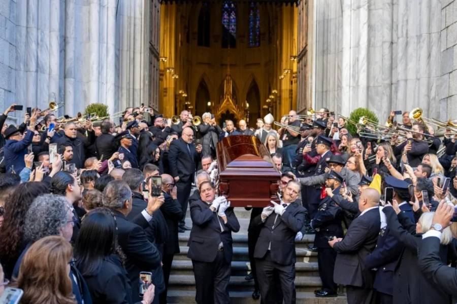 Willie Colón recibe emotiva despedida en Nueva York con música y aplausos