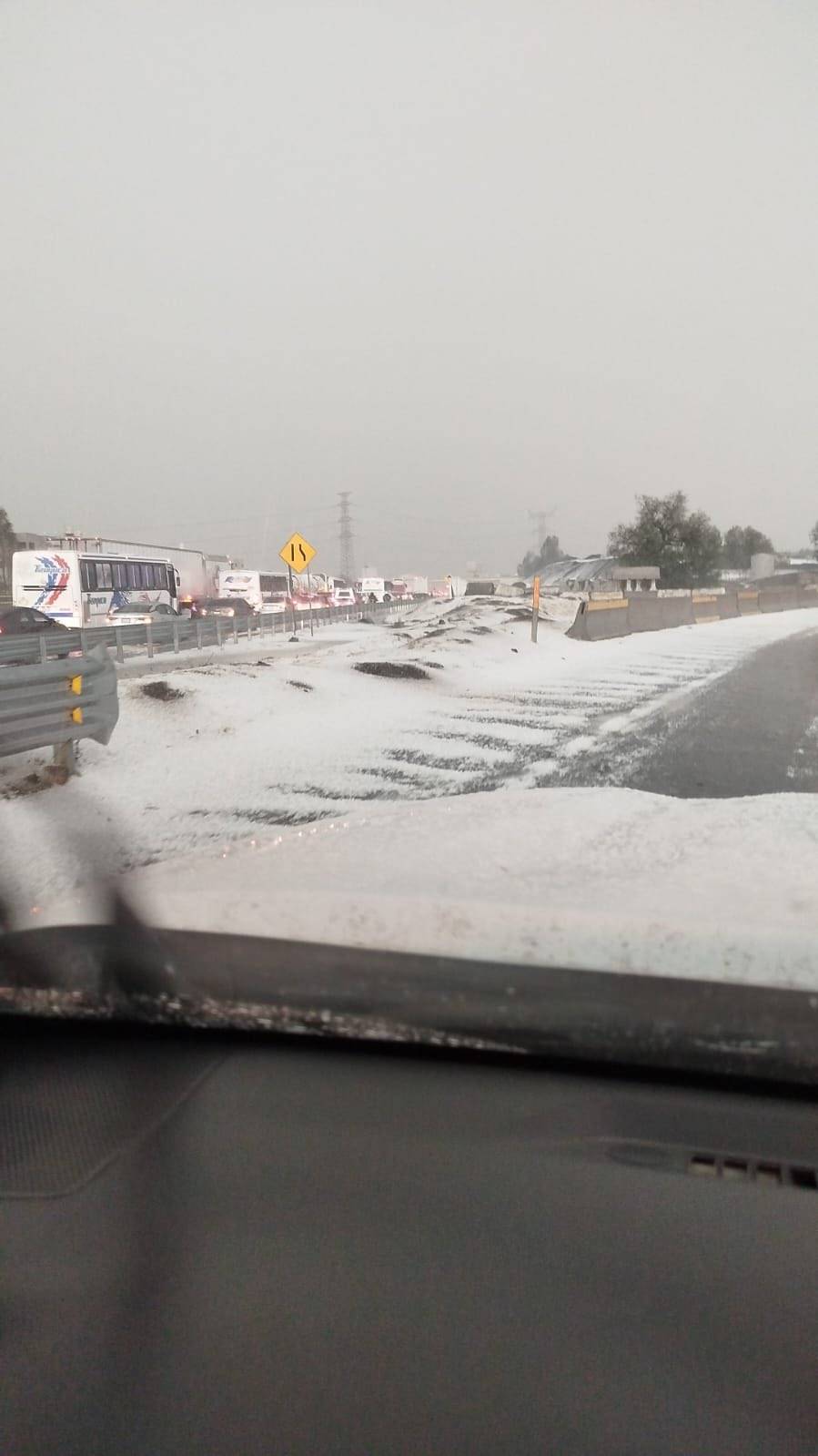 Granizada cubre la autopista México-Pachuca y afecta circulación en Tecámac