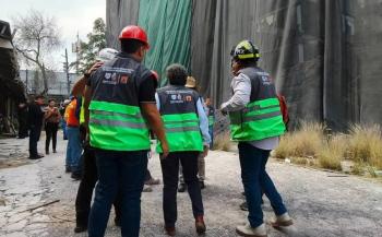 Al menos 3 personas atrapadas en la colonia Tr&aacute;nsito por derrumbre en edificio