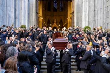 Willie Col&oacute;n recibe emotiva despedida en Nueva York con m&uacute;sica y aplausos