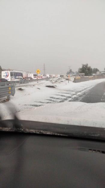 Granizada cubre la autopista M&eacute;xico-Pachuca y afecta circulaci&oacute;n en Tec&aacute;mac