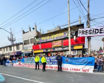 Polic&iacute;as auxiliares del EdoMex protestan fuera de la Ma&ntilde;anera del Pueblo para exigir pago de prestaciones