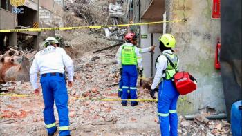 Confirman un muerto y dos atrapados por colapso de edificio en San Antonio Abad