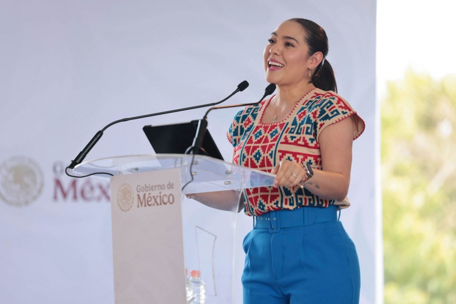 Gobernadora de Colima revisa proyectos de transporte p&uacute;blico con titular de Agencia Federal de Trenes