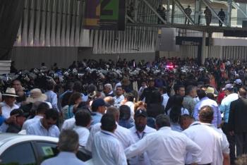 Se prev&eacute;n afectaciones en accesos al AICM, por movilizaci&oacute;n de operadores y permisionarios de taxis del Aeropuerto