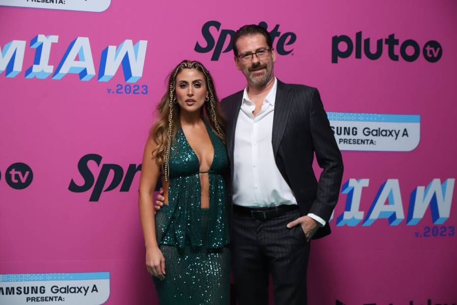 Sof&iacute;a Rivera Torres y Eduardo Videgaray despiden con tristeza a su querida mascota