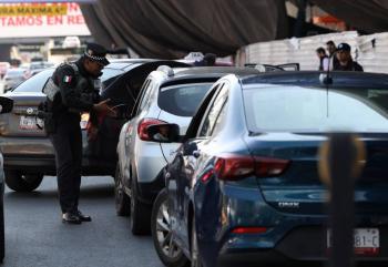 Guardia Nacional refuerza restricciones contra taxis de aplicaci&oacute;n en AICM