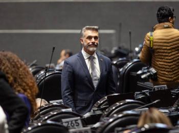 Sergio Mayer enfrenta agresiones verbales afuera de su casa tras salir de reality y anuncia regreso al Congreso
