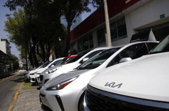 Rentar auto en aeropuerto o en ciudad: qu&eacute; conviene seg&uacute;n el tipo de viaje
