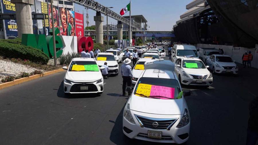 Sheinbaum pide a taxista del AICM “moderar” sus precios