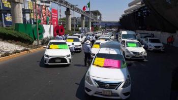 Sheinbaum pide a taxista del AICM “moderar” sus precios