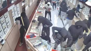 Investigan robo millonario en Kumar Jewelers de Fremont tras asalto expr&eacute;s