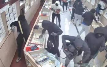 Investigan robo millonario en Kumar Jewelers de Fremont tras asalto expr&eacute;s
