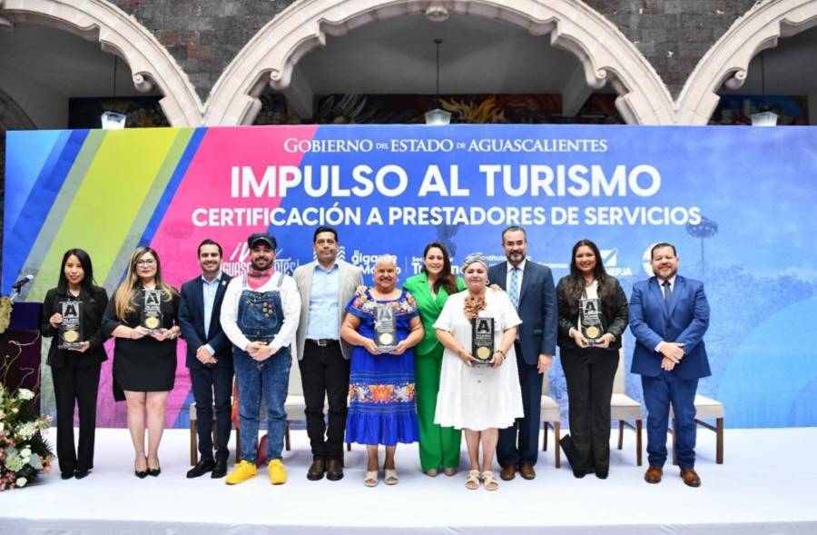 Gobernadora Tere Jiménez certifica a más de 100 prestadores de servicios turísticos en Aguascalientes