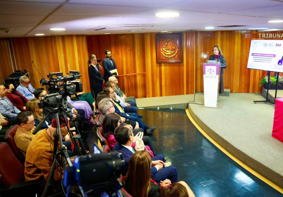 Imparte Yasmín Esquivel conferencia sobre perspectiva de género en tribunal capitalino