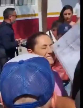 Piquete accidental en el ojo sorprende a Sheinbaum durante gira en Nayarit
