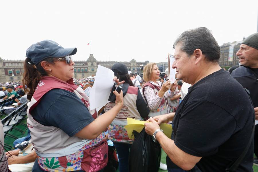 Entrega Clara Brugada apoyos a 20 mil hombres de 60 a 64 años de edad, la meta en 2026 es cubrir 154 mil apoyos
