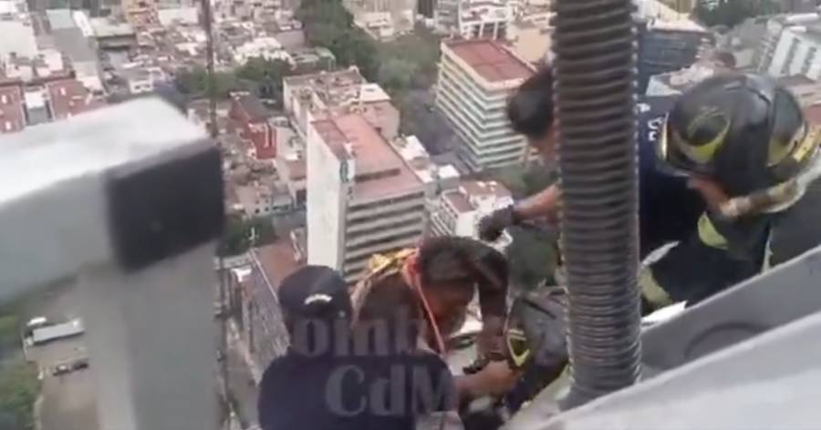 Rescatan a trabajador atrapado en canastilla del Hotel St Regis en CDMX