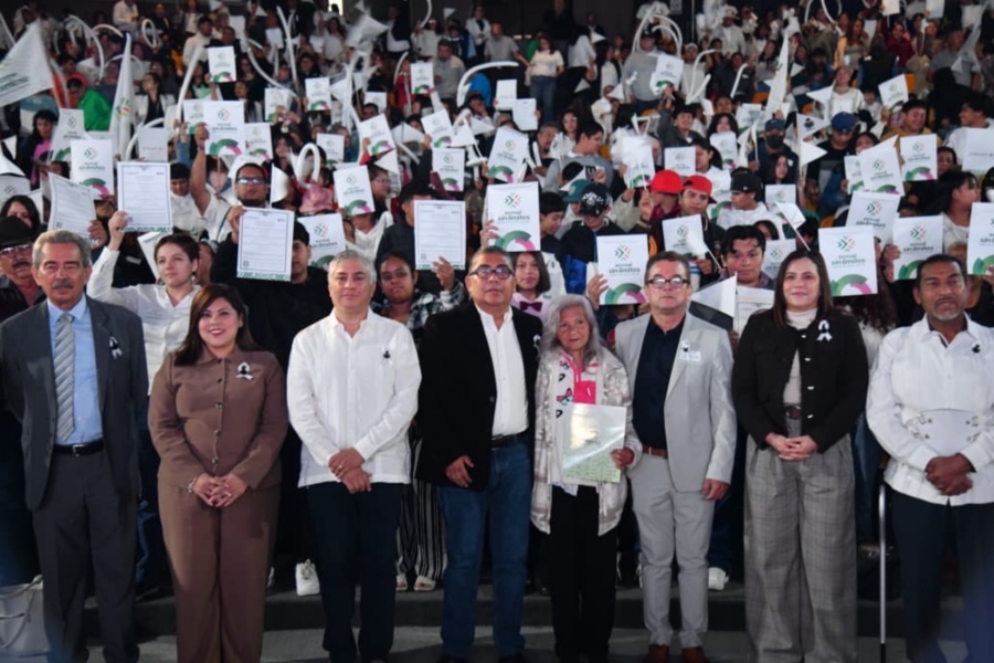 Soledad de Graciano Sánchez entrega certificados de educación básica a adultos y reporta avance en alfabetización