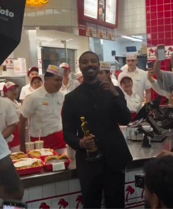 Tras ganar el Oscar, Michael B. Jordan festeja con una hamburguesa