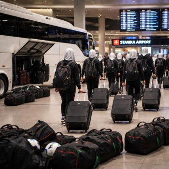 Selecci&oacute;n femenina de f&uacute;tbol de Ir&aacute;n llega a Turqu&iacute;a rumbo a casa tras retirar solicitud de asilo