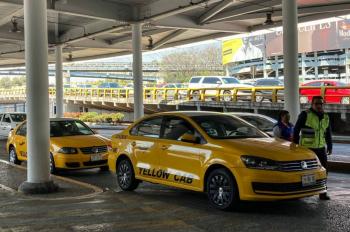 Taxis autorizados del AICM enfrentan competencia de apps por tarifas m&aacute;s bajas