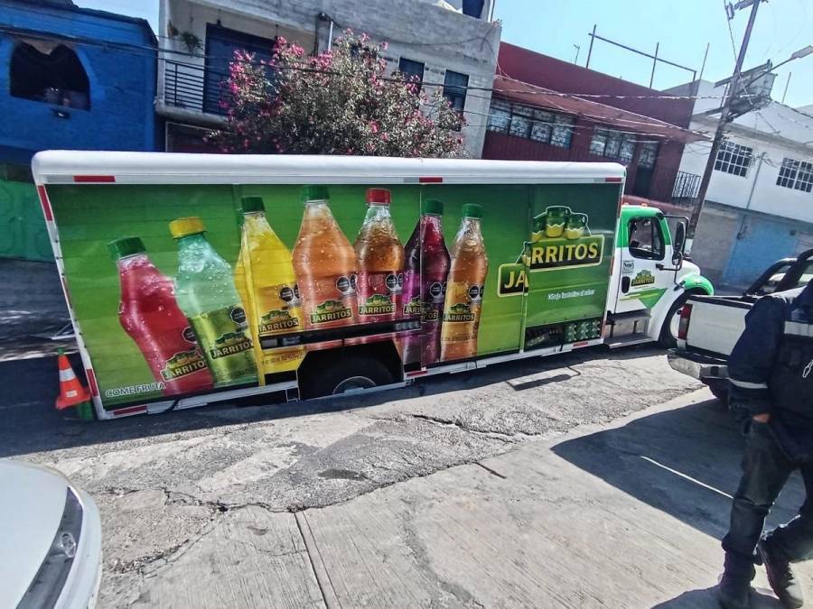 Camión refresquero queda atrapado en socavón en Iztapalapa