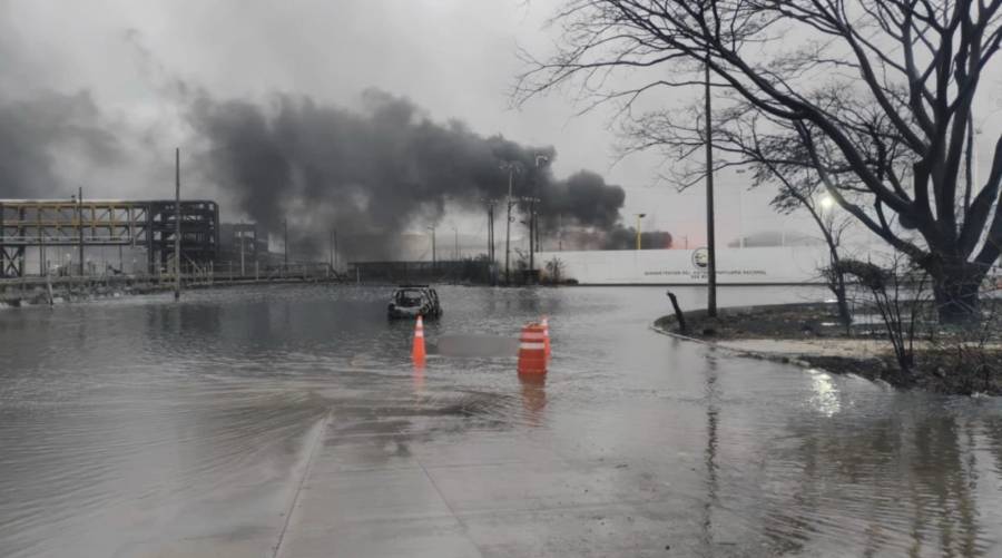 FGR abre investigación por incendio en refinería Olmeca