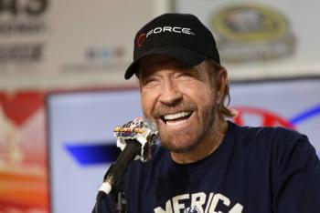 Preocupa estado de salud de Chuck Norris tras ser hospitalizado en Haw&aacute;i