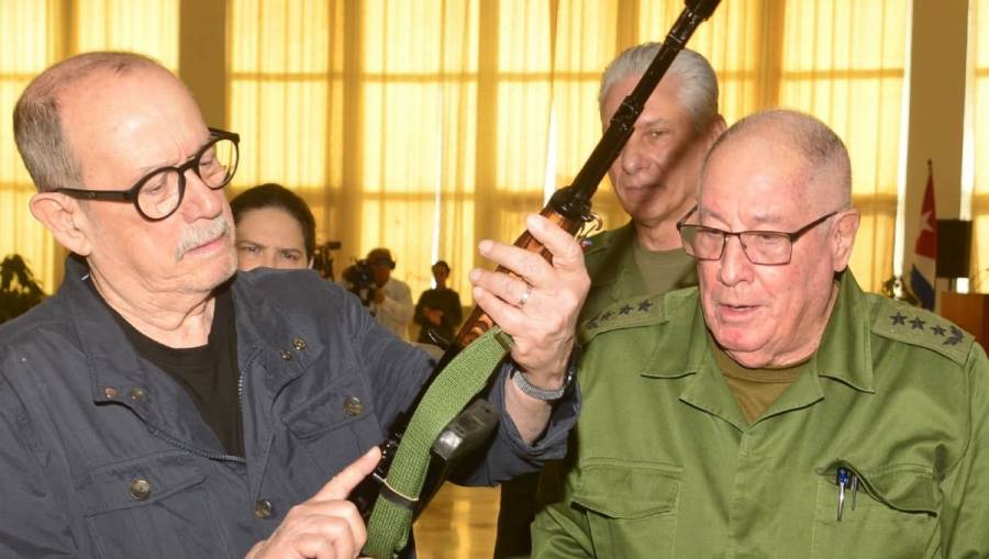 Silvio Rodríguez recibe fusil de combate de Miguel Díaz-Canel como símbolo de defensa de Cuba
