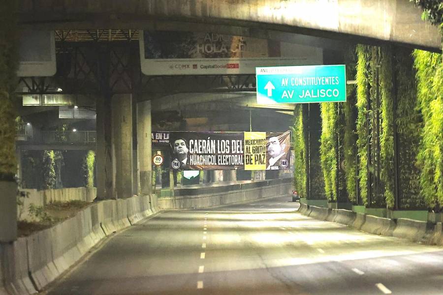 Mantas en CDMX exhiben al PAN y señalan a Cabeza de Vaca por presunto huachicoleo electoral