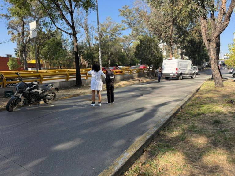 Mujer muere y hombre resulta herido tras accidente en motocicleta en Coyoacán