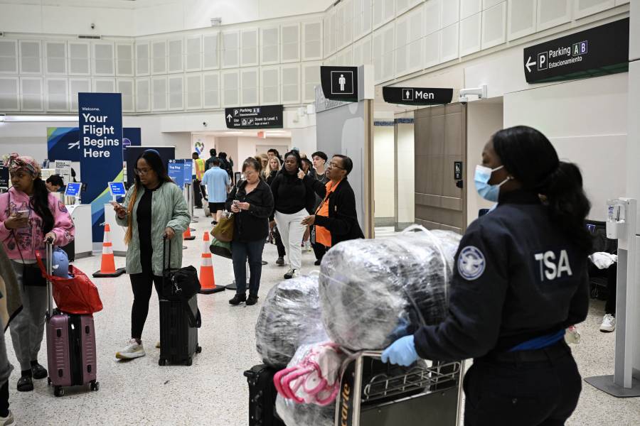 Trump ordena despliegue de agentes de ICE en aeropuertos en medio de bloqueo presupuestal