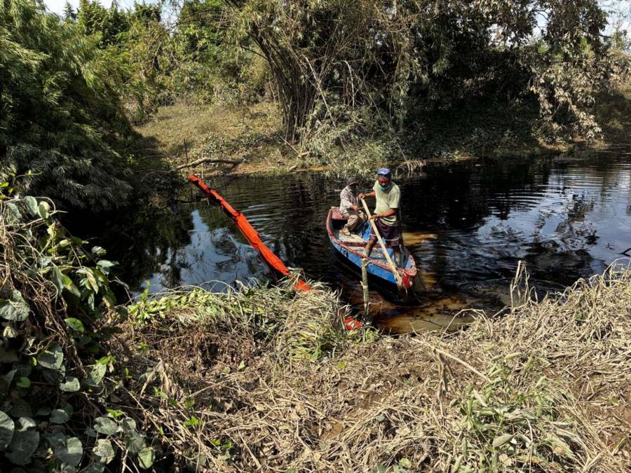 Pemex intensifica limpieza en R&iacute;o Seco tras derrame de hidrocarburo en Tabasco