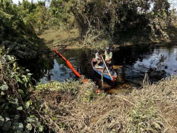 Pemex intensifica limpieza en R&iacute;o Seco tras derrame de hidrocarburo en Tabasco