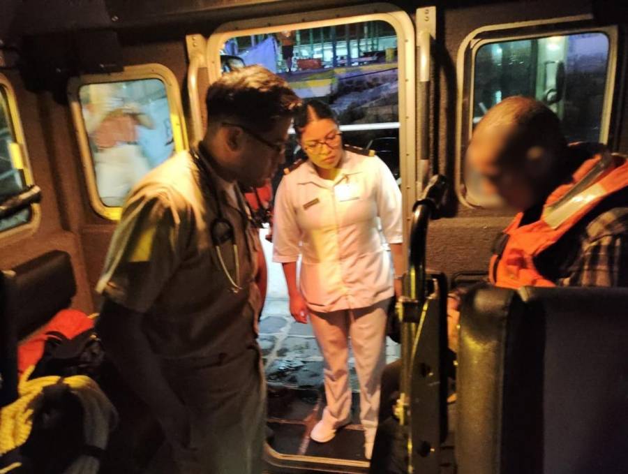 Marina rescata a joven atrapado en zona rocosa de Manzanillo