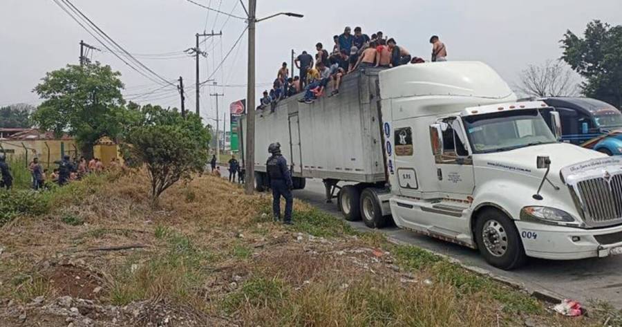 Rescatan a m&aacute;s de 250 migrantes encerrados en tr&aacute;iler en Xalapa