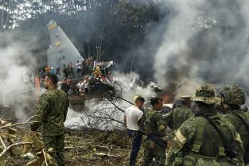 Avi&oacute;n militar se estrella con 125 personas a bordo en Colombia