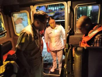 Marina rescata a joven atrapado en zona rocosa de Manzanillo