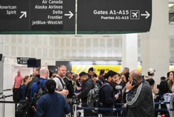 Gobierno de EEUU desplegar&aacute; agentes migratorios en aeropuertos por falta de personal