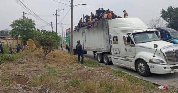 Rescatan a m&aacute;s de 250 migrantes encerrados en tr&aacute;iler en Xalapa