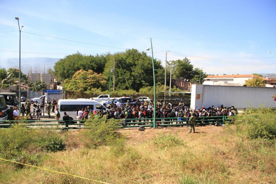 Rescatan a m&aacute;s de 200 migrantes hacinados en un tr&aacute;iler en Veracruz