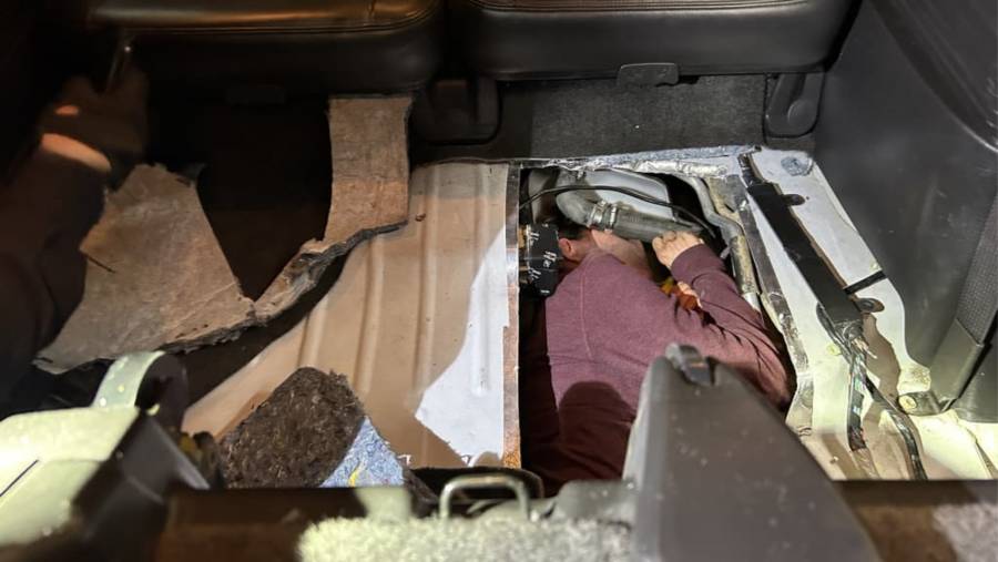 Detectan a migrante oculto en tanque de gasolina al intentar cruzar a Estados Unidos