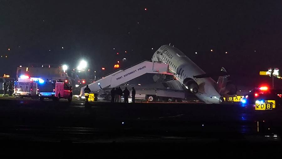 Chocan nave y camión en aeropuerto LaGuardia de Nueva York